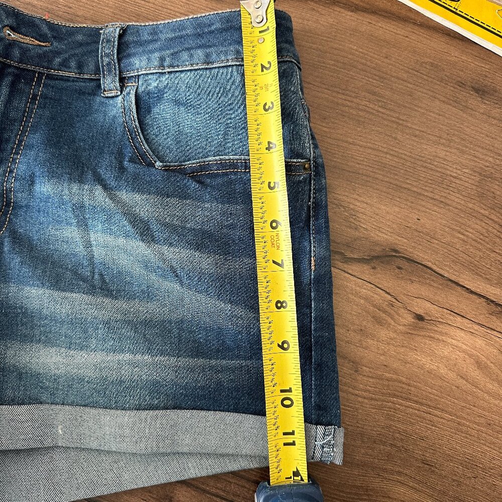 Mid thigh short- Strechy- L & B. Size 14